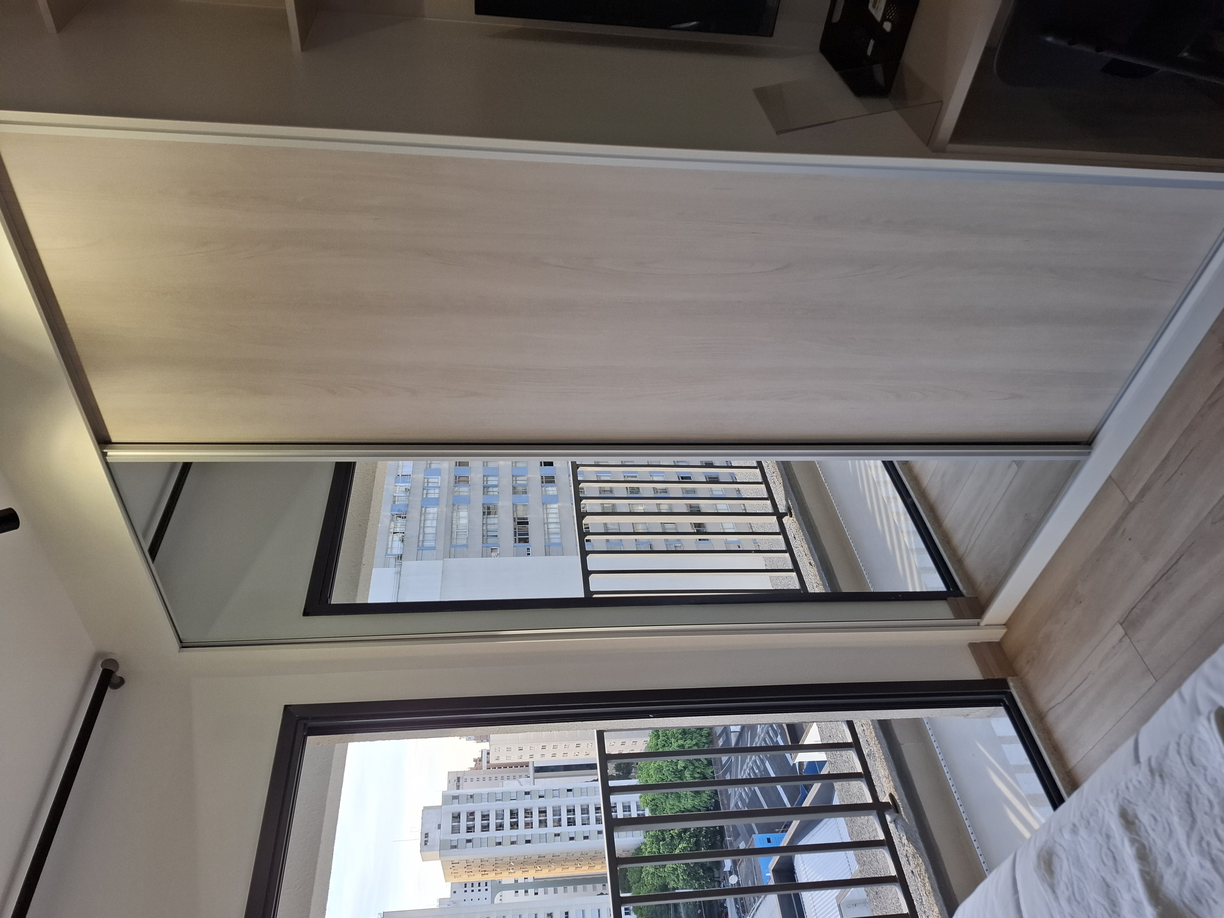 Armário de roupas e TV